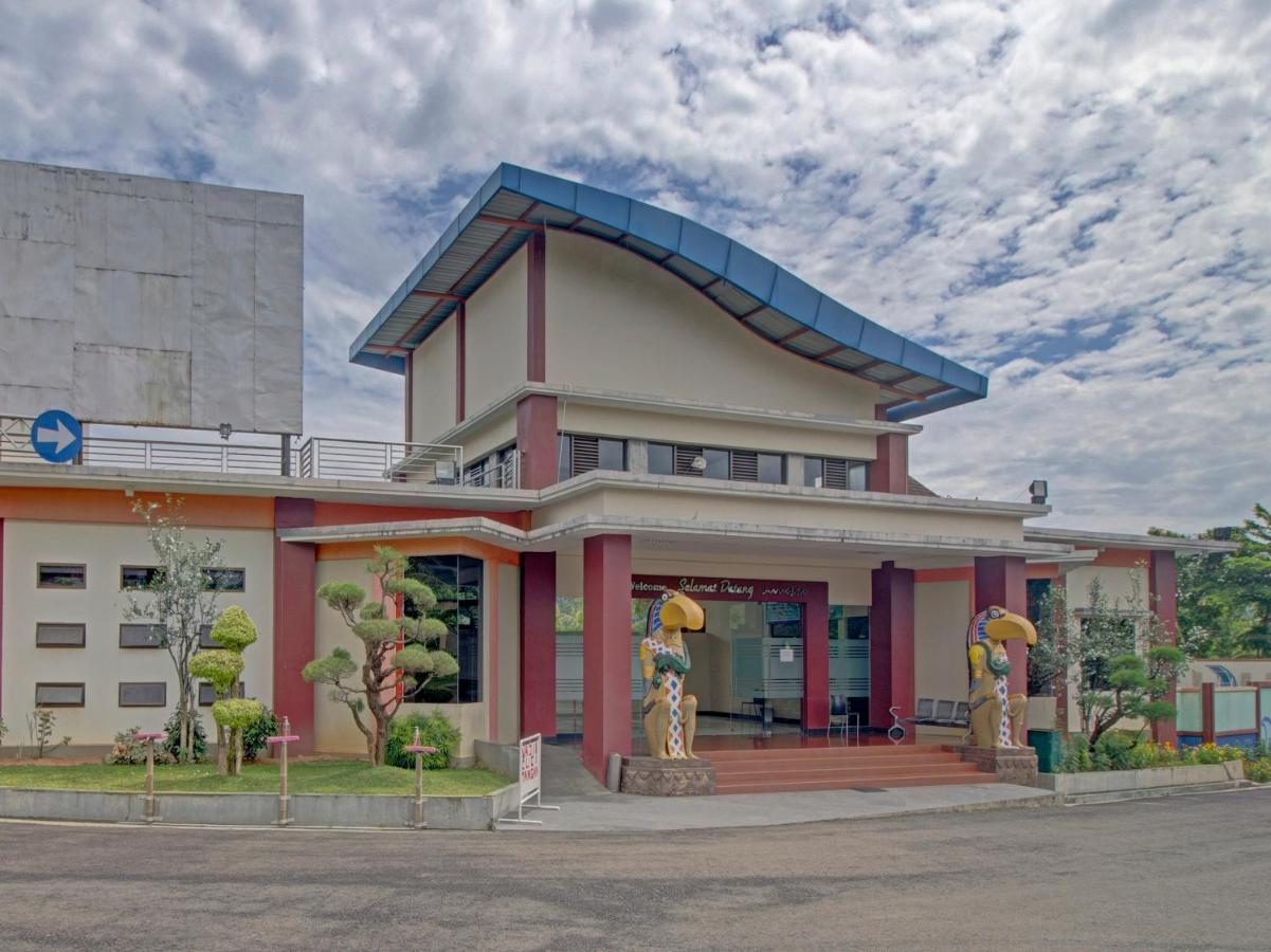 Oyo 89997 Hotel Bumi Kedaton Waterpark Bandar Lampung Luaran gambar